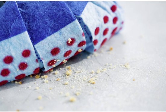 Detail van een blauwe Vileda SuperMocio 3Action mop navulling met rode stippen en wat vuil.
