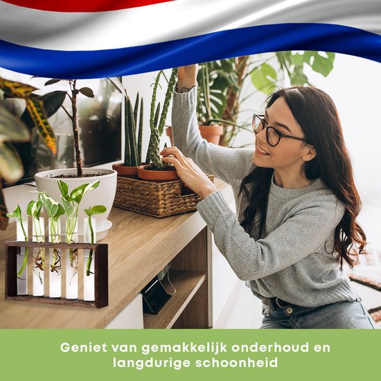 Een vrouw met bril verzorgt planten bij een raam, met een stekstation op de voorgrond.