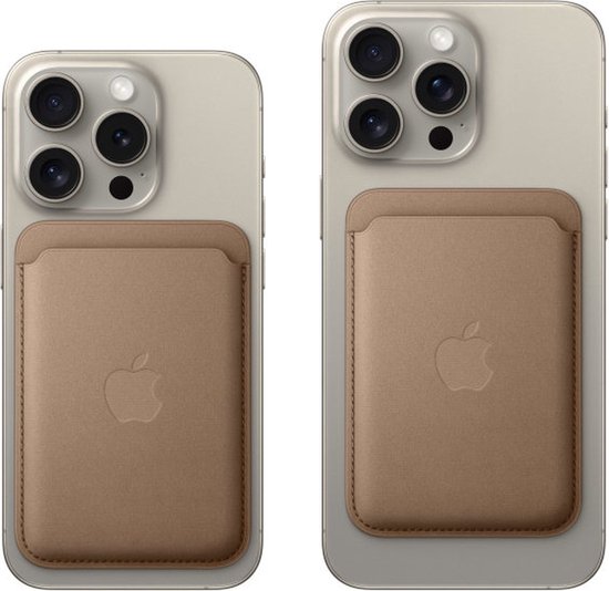 Een zilverkleurige iPhone met een taupekleurige MagSafe portemonnee op de achterkant.