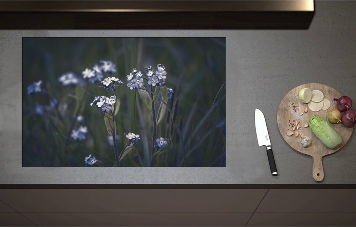 Inductieplaat Beschermer - Blauwe Vergeet-Mij-Nietjes Bloemen - 85x55 cm - 2 mm Dik - Inductie Beschermer - Bescherming Inductiekookplaat - Kookplaat Beschermer van Zwart Vinyl