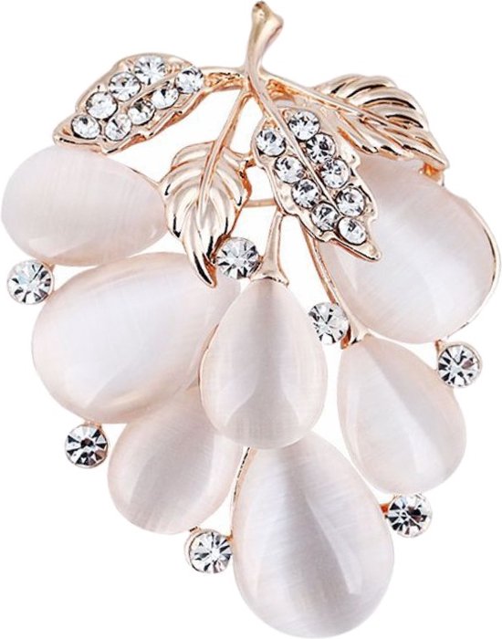 Broche dorée ornée de perles nacrées blanches en forme de goutte et de feuilles en cristal.