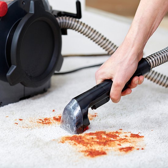 BISSELL SpotClean Pro verwijdert vlekken van een wit vloerkleed.