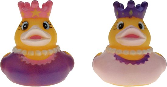 Twee gele badeendjes, één met roze kroon en paarse jurk, één met paarse kroon en lichtroze jurk.