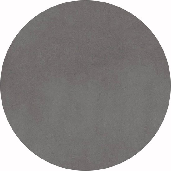 Tapis rond gris foncé sur fond blanc.