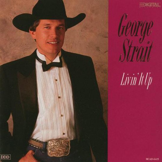 George Strait met zwarte hoed, strik en colbert. Tekst: George Strait Livin' It Up.