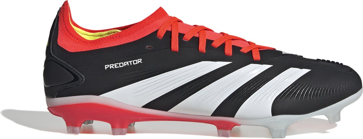 Zwarte en rode Adidas Predator Accuracy.2 voetbalschoenen voor heren, maat 44 2/3, met flexibele bovenkant en grip.