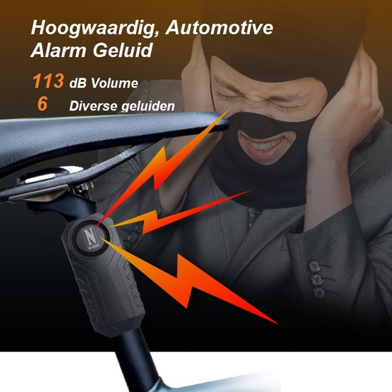 Man met hoofdband die oren bedekt, geschrokken van luid alarmgeluid van zwart anti-diefstal apparaat.