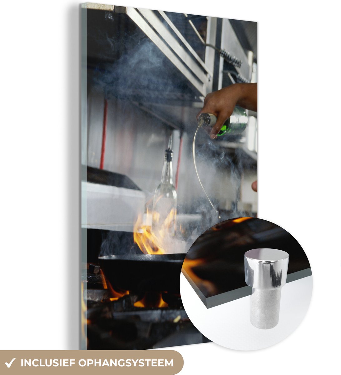 ® Glasschilderij 80x120 cm - Schilderij acrylglas - Wok olie wordt in een wokpan gegoten -