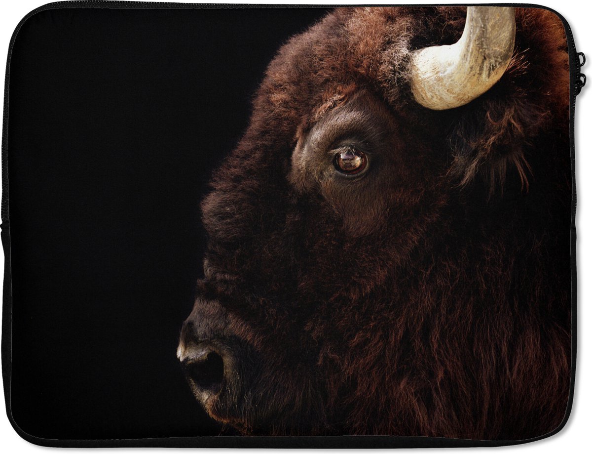 Laptophoes 15.6 inch - Bizon - Hoorn - Portret - Laptop sleeve - Binnenmaat 37x26 cm - Zwarte achterkant