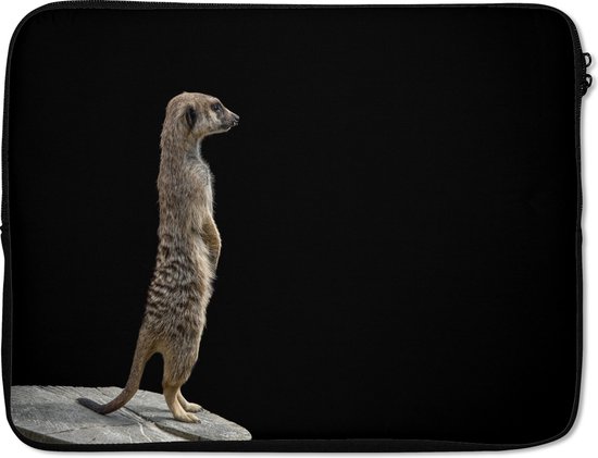 Housse d'ordinateur portable avec fond noir et un suricate debout sur une pierre grise.