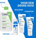 Een set CeraVe huidverzorgingsproducten, waaronder een reiniger, een serum en twee moisturizers. Tekst: "VOOR EEN DROGE HUID".