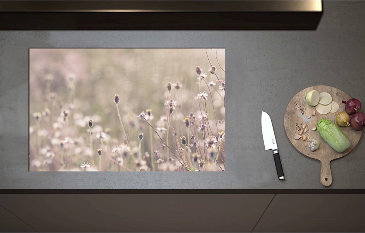 Inductieplaat Beschermer - Bevoreren Kleine Bloempjes in het Veld op Koude Herfstdag - 80x51 cm - 2 mm Dik - Inductie Beschermer - Bescherming Inductiekookplaat - Kookplaat Beschermer van Wit Vinyl