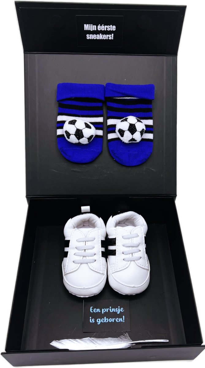 Goedkoopste Kraamcadeau jongen met voetbalsokjes en babysneakers - kan ook rechtstreeks worden verstuurd - kraamkado jongen - kraamcadeau voetbal