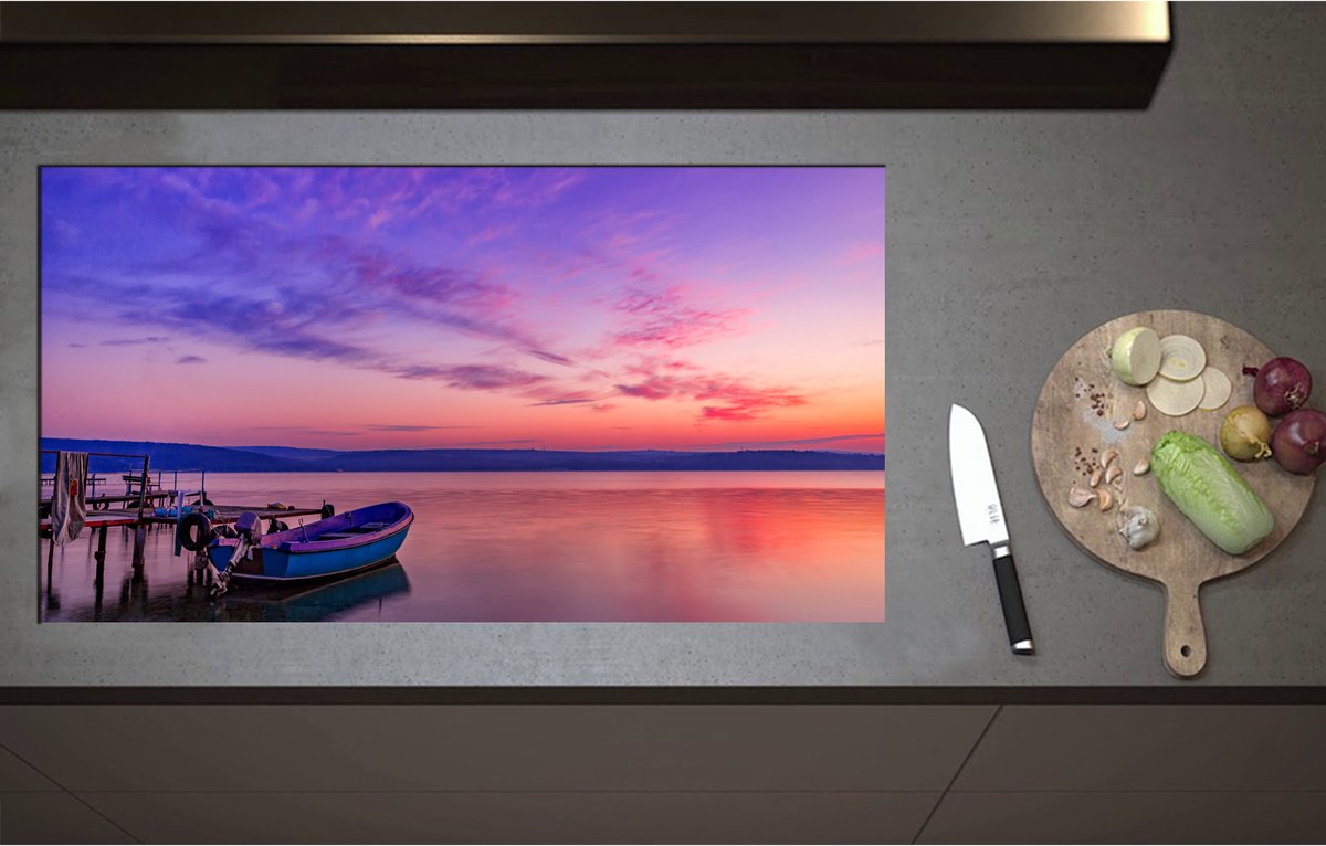 Inductieplaat Beschermer - Blauwe Aangemeerd Vissersboot aan het Begin van de Avond - 95x52 cm - 2 mm Dik - Inductie Beschermer - Bescherming Inductiekookplaat - Kookplaat Beschermer van Zwart Vinyl