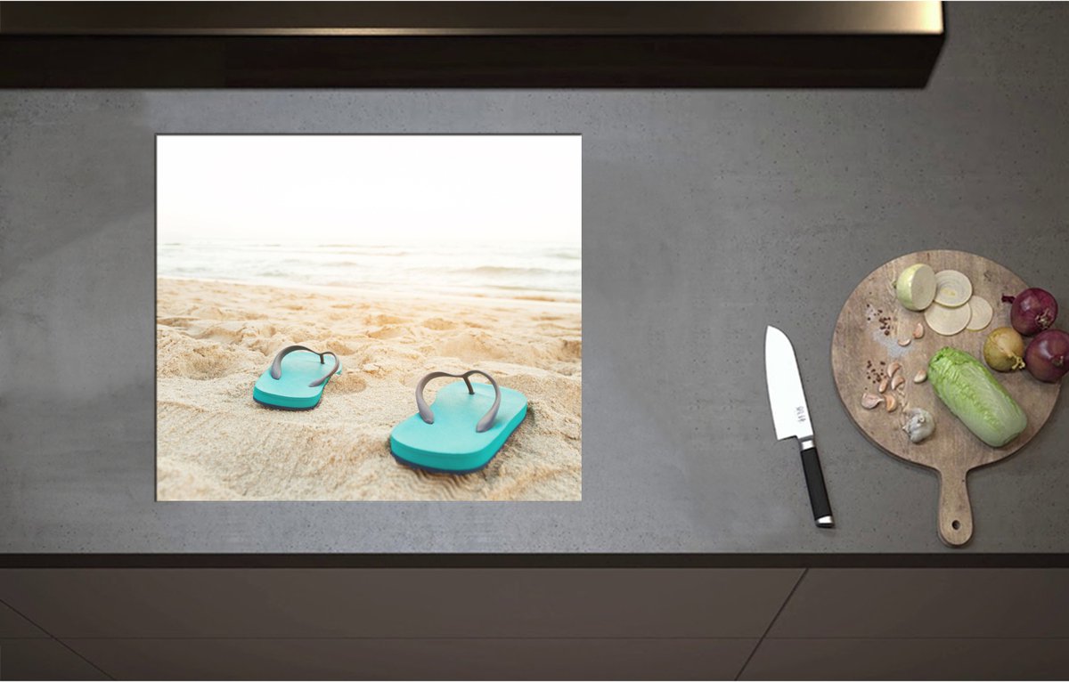 Inductieplaat Beschermer - Blauw Paar Slippers op Strand aan de Zee - 60x52 cm - 2 mm Dik - Inductie Beschermer - Bescherming Inductiekookplaat - Kookplaat Beschermer van Zwart Vinyl