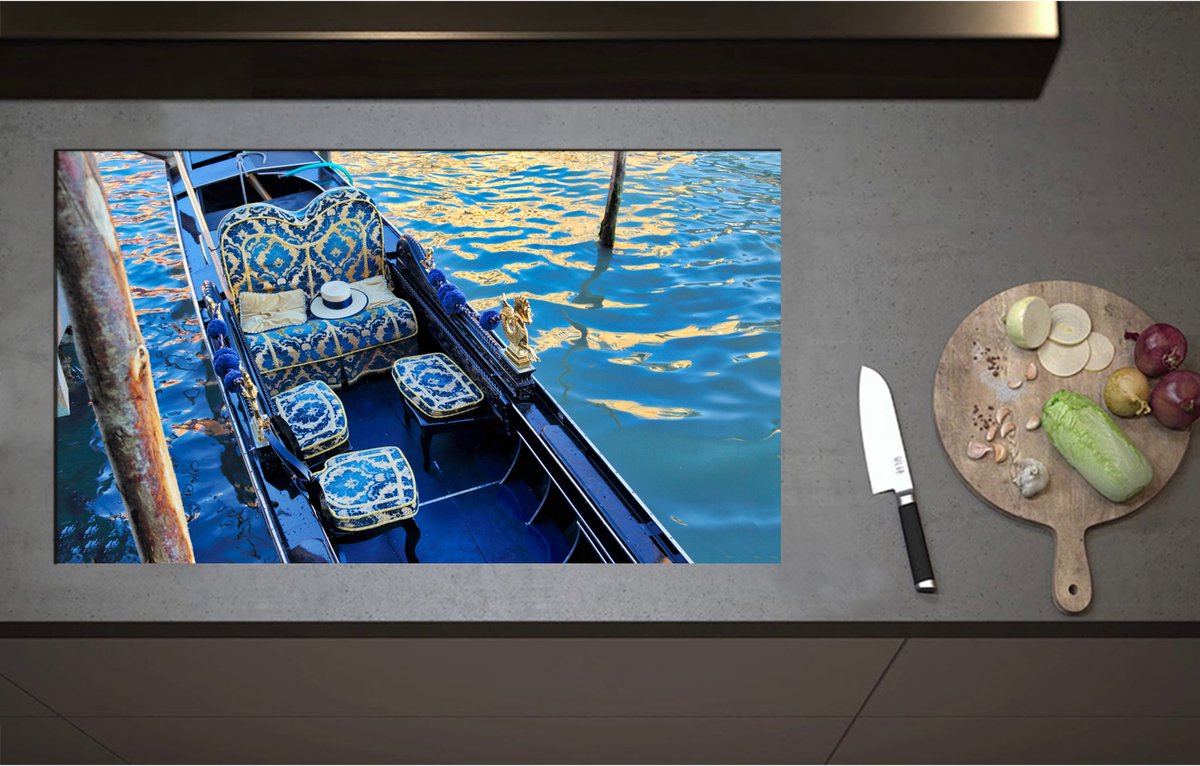 Inductieplaat Beschermer - Blauwe Gondel met Gouden Details op de Wateren van Venetië - 90x52 cm - 2 mm Dik - Inductie Beschermer - Bescherming Inductiekookplaat - Kookplaat Beschermer van Wit Vinyl