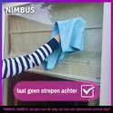 Hand met gestreepte mouw gebruikt blauwe microvezeldoek om raam te poetsen.