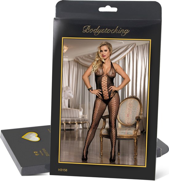 Verpakking van een zwarte bodysuit met een model op de voorkant, staand naast een stoel.