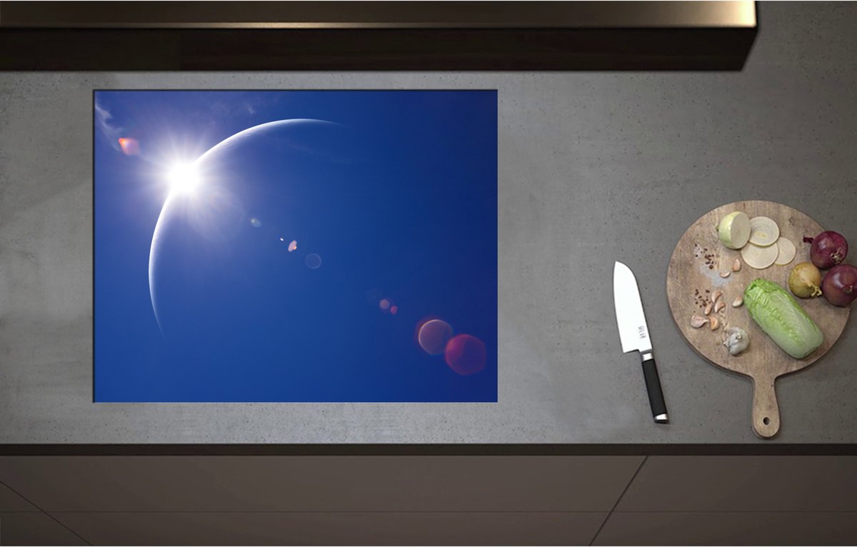 Inductieplaat Beschermer - Begin van Zonsverduistering bij Heldere Blauwe Lucht - 71x55 cm - 2 mm Dik - Inductie Beschermer - Bescherming Inductiekookplaat - Kookplaat Beschermer van Wit Vinyl