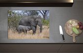 Inductieplaat Beschermer - Babyolifant drinkend bij Moederolifant tussen Hoge Droge Grassen - 75x52 cm - 2 mm Dik - Inductie Beschermer - Bescherming Inductiekookplaat - Kookplaat Beschermer van Zwart Vinyl