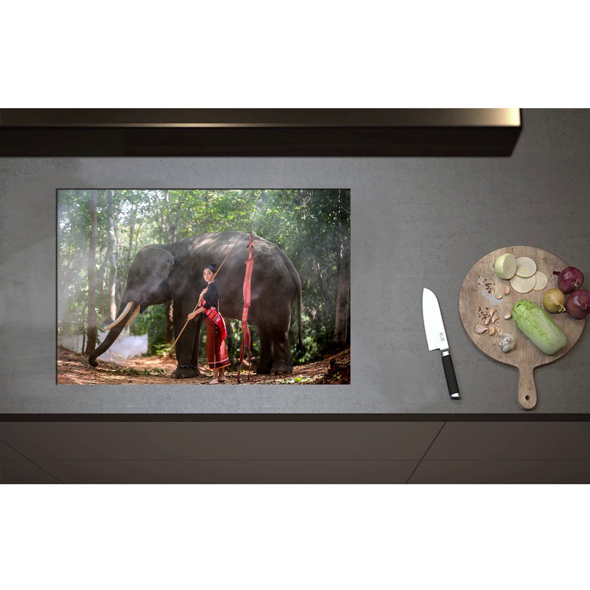 Inductieplaat Beschermer - Aziatische Vrouw bij Olifant in het Bos - 75x50 cm - 2 mm Dik - Inductie Beschermer - Bescherming Inductiekookplaat - Kookplaat Beschermer van Wit Vinyl
