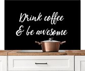 Spatscherm keuken 120x80 cm - Kookplaat achterwand Drink coffee & be awesome - Koffie - Quotes - Spreuken - Muurbeschermer - Spatwand fornuis - Hoogwaardig aluminium