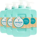 Vier turquoise flacons met pompdispenser van Seepje handzeep, met een bruine wikkel.
