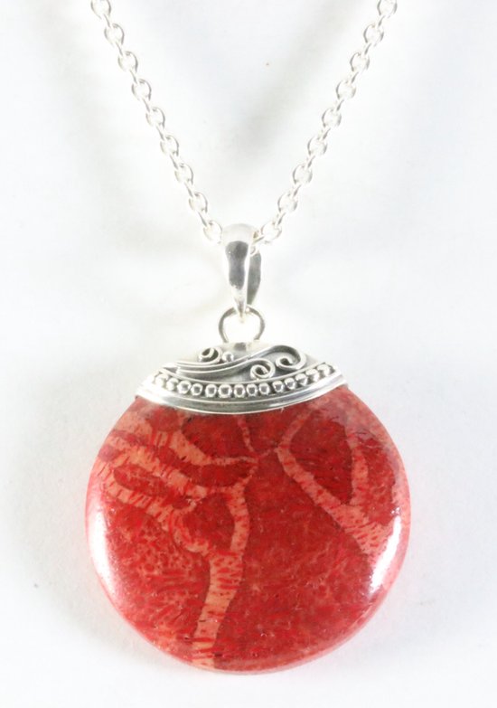 Traditionele bewerkte ronde zilveren hanger met rode koraal steen aan ketting