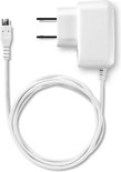 Witte USB-adapter en witte kabel voor babyfoon.