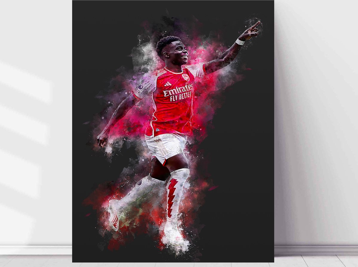 Wallofprints - Saka poster op A3 semi- glossy papier - 29.7x42 cm - Sport poster - Voetbal poster - Unieke poster van Bukayo Saka in Arsenal FC tenue met donkergrijze achtergrondkleur