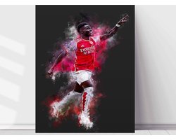 Wallofprints - Saka poster op A3 semi- glossy papier - 29.7x42 cm - Sport poster - Voetbal poster - Unieke poster van Bukayo Saka in Arsenal FC tenue met donkergrijze achtergrondkleur