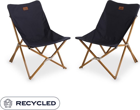 Twee donkerblauwe Nomad campingstoelen met houten frame, witte verbindingsstukken.
