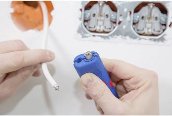 Blauwe kabelstripper met rode inzetstukken, voor coaxkabel.
