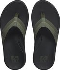 Bovenaanzicht van een paar olijfgroene Reef slippers met zwarte zolen en logo.