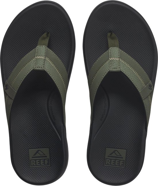 Bovenaanzicht van een paar olijfgroene Reef slippers met zwarte zolen en logo.