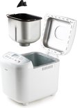 Witte broodbakmachine van Domo met deksel open, uitneembare bakvorm en deeghaak. Op witte achtergrond.