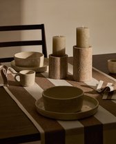 Kave Home - Chemin de table Maura en coton et lin avec rayures blanches et marron et volants sur le côté