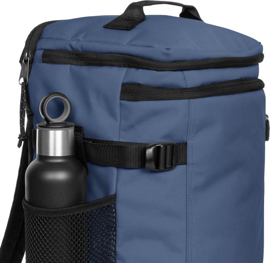 Close-up van een blauwe Eastpak reistas met een zwarte waterfles in het mesh vak.