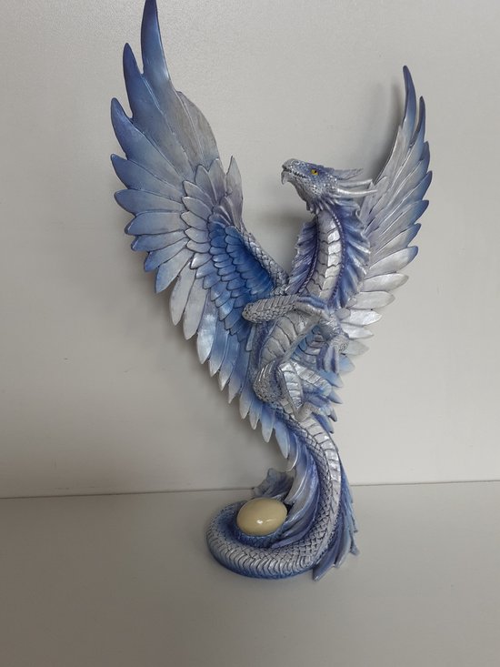 Draken beeld PRACHTIGE Blauw/witte draak met aan haar voeten een ei van Anne Stokes 31x23x12 cm