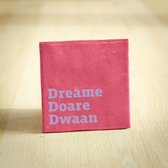 Tegeltje - Dreame Doare Dwaan | Donkerroze & Lila | 10x10cm - Interieur - Wijsheid - Tegelwijsheid - Spreuktegel - Keramiek - BONT