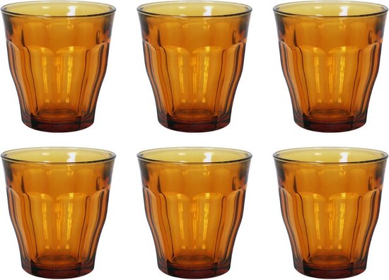 Six verres Duralex Picardie ambre, vue de côté sur fond blanc.