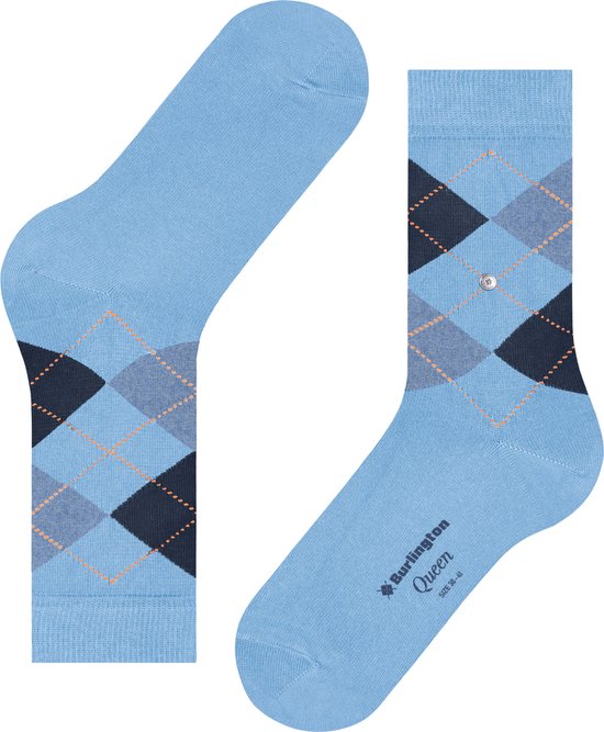 Lichtblauwe Burlington sokken met een ruitpatroon in donkerblauw, grijs en oranje stippen. Een Burlington logo is zichtbaar op de zool.