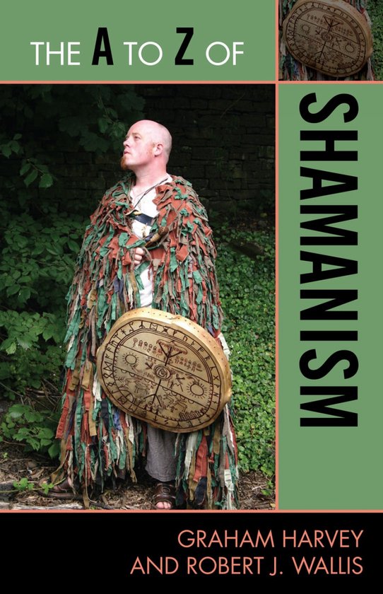 Een kaalgeschoren man met een om de schouders gedrapeerde, veelkleurige, rafelige mantel houdt een grote, versierde trommel vast. De titel 'THE A TO Z OF SHAMANISM' staat op de omslag.
