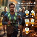 Man met geel reflecterend hardloopvest, met illustraties van verstelbaarheid.