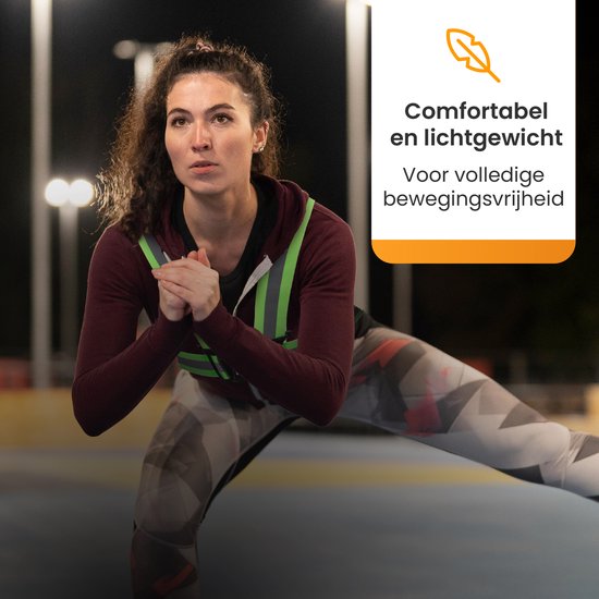 Vrouw met geel reflecterend sportvest doet een sportoefening.