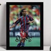 Ronaldinho Ingelijste Handtekening – 15 x 10cm In Klassiek Zwart Frame – Gedrukte handtekening – Voetbal - FC Barcelona - Braziliaans Elftal - Football Legend R10