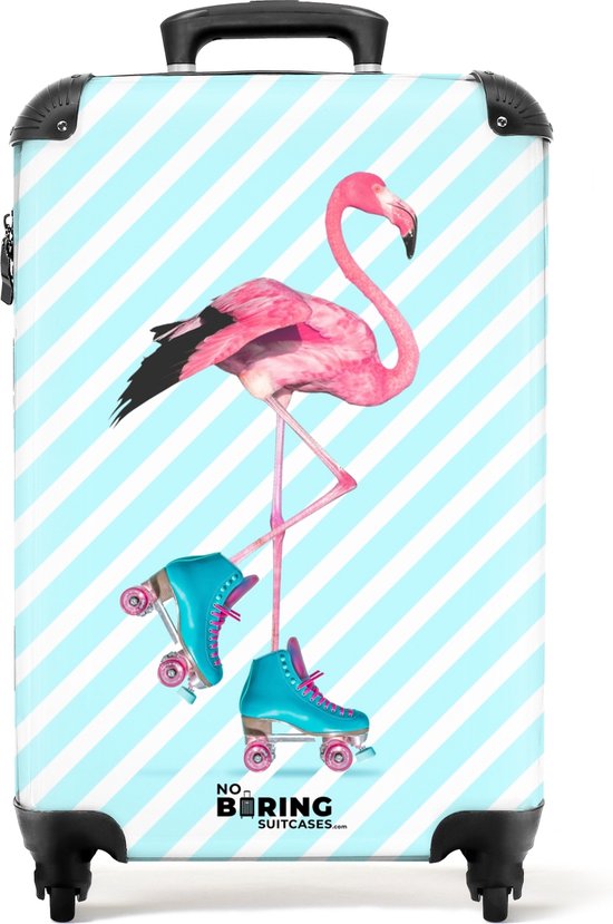 Koffer met een flamingo op rolschaatsen op een lichtblauwe en witte gestreepte achtergrond. Zwarte wieltjes en handvat.