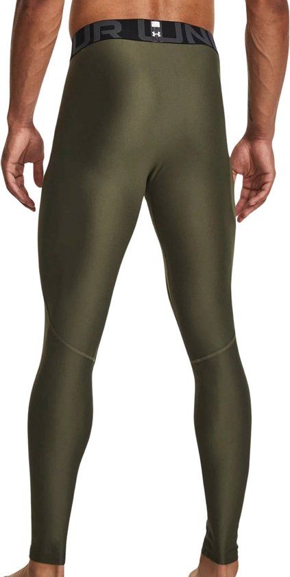 Achterkant van een man in een olijfgroene sportlegging met een brede, zwarte Under Armour tailleband.