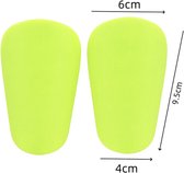 Mini scheenbeschermers groen - Voetbal - 6 x 9,5 cm - one size - kleine neon scheenbeschermers - licht groen - voetbalbescherming - mini shin pads - lichaamsbescherming - small - zaalvoetbal