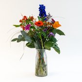 plukboeket met levendige oranje, paarse en blauwe tinten , 55 cm hoof Bouquet Colourful
